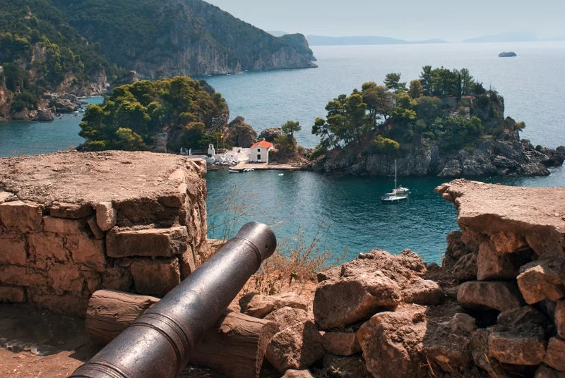 Πάργα: Φρικτός θάνατος τουρίστριας – Βρέθηκε στο κενό και έπεσε στα βράχια
